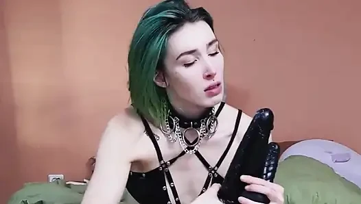 Sıska sürtük aynı anda amında ve ağzında büyük dildo