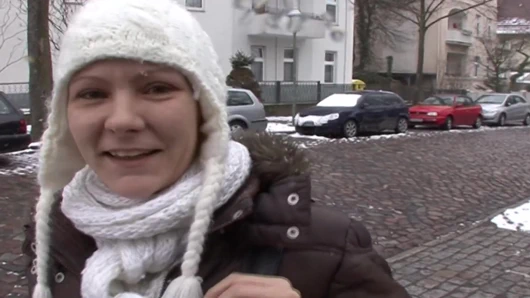 Alman sürtüğü yüzüne boşalana kadar sert sikiyor