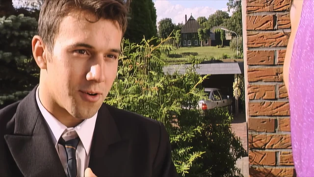 Kelly jeannie olarak sikişmek, emmek ve boşalmak için elinden gelenin en iyisini yapıyor