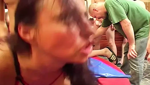 İki düzgün vücutlu ve azgın Alman hatun grup seks yapıyor