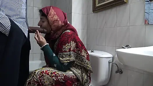 Kürt nine Afrikalı göçmenin olgun ağzına boşalmasına izin veriyor