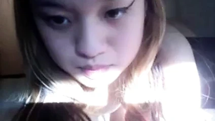 Asya kız güzel memeler eserler üzerinde ona kedi ile oyuncak