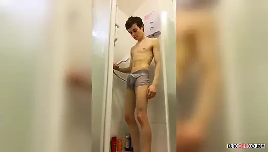 Büyük ıslak sünnetsiz twink yarak!