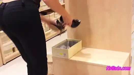 Yeni siyah pompalar için alışveriş