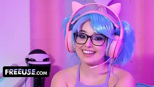 Gamer kızları Leana Lovings ve Krissy Knight Nicky katılınca odaklanıyor