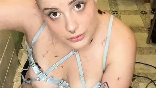 Anal sürtük başını ve kaşlarını tıraş ediyor