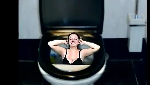 Kate se lavando no banheiro enquanto dança parte por parte de seu corpo