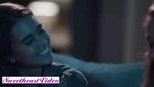 Karla kush ve jill kassidy bazı makaslama eyleminden zevk alıyor