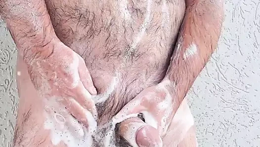 Kıllı baba açık havada duş alıyor