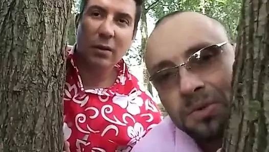 İki yürüyüşçü ormanda biraz zevk için sevimli bir kızla tanışiyor