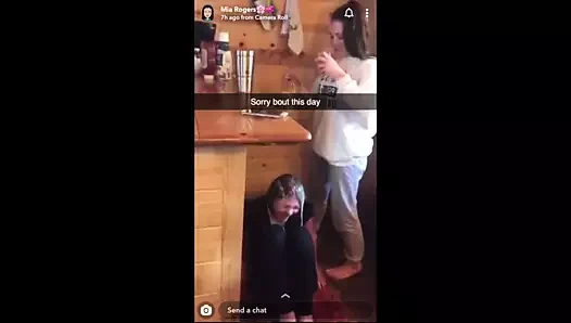 18 yaşındaki kız arkadaşının kafasına yemek döktü