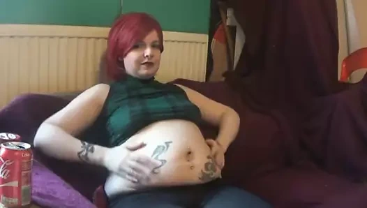 Yaşlı kadın kendini patates kızartması ve kola ile dolduruyor