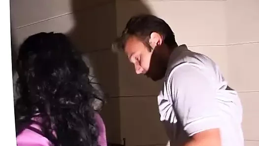 Fransa'dan tombul koyu saçlı bebek götüne sert bir yarak alıyor