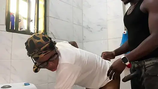 Aile Toplantısı Sırasında Banyoda Edepsiz Domalma