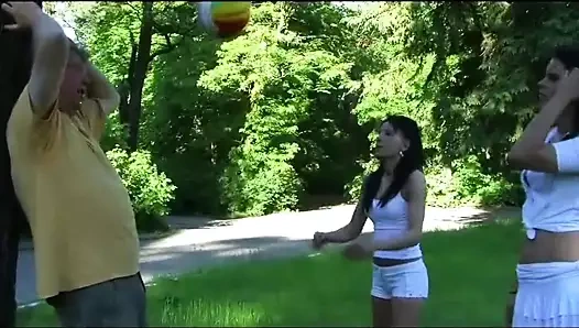 2 amatör kızlar içinde femdom eylem açık içinde yüksek topuklu