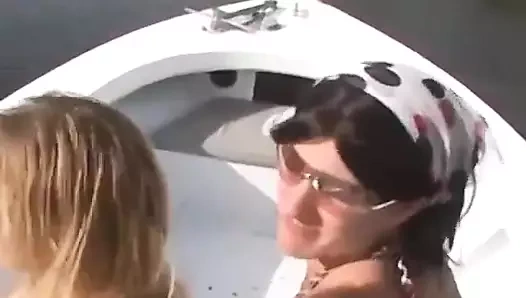 Rıhtımda bir yabancıyı okşuyor