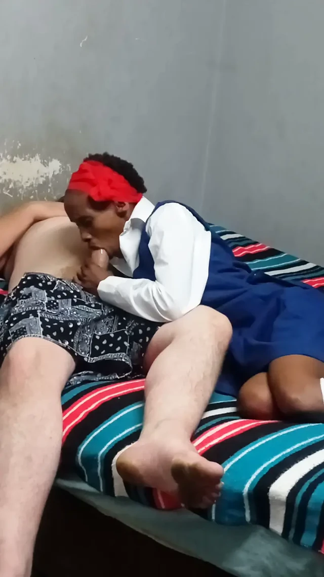 Siyah 18 yaşındaki liseli kız okul üniforması içinde Johnny'nin yarağını emiyor