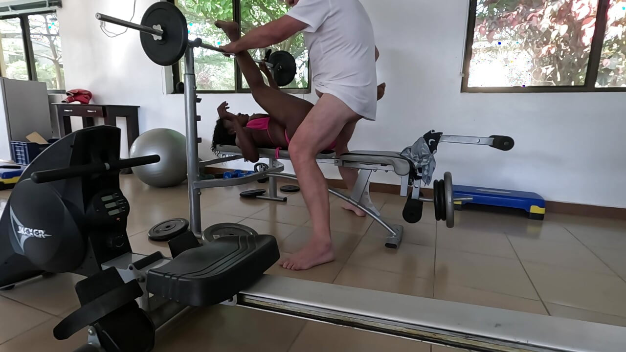 Orta yaşlı seksi kadın spor salonunda sikiliyor ve ağzına boşalıyor