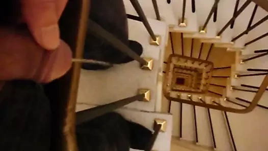 Erkek arkadaşımı dairemin dışındaki merdivenlerden aşağı işetiyorum