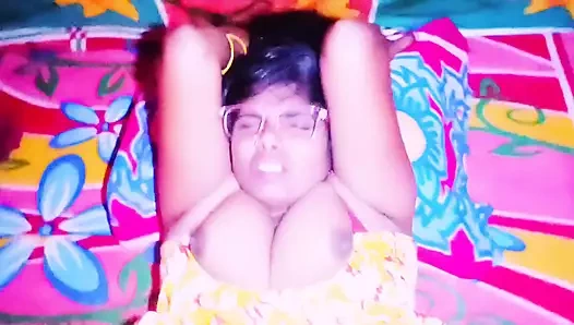 Hintli üvey kız üvey babası Telugu ile edepsizce konuşuyor.