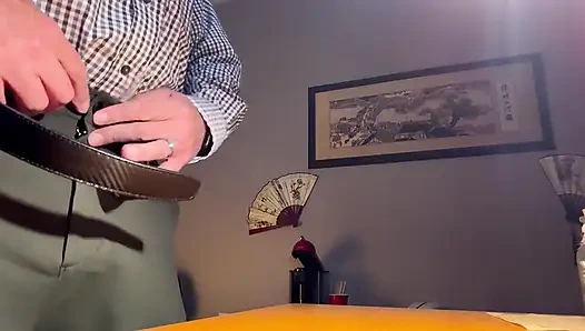 Yine masamda yarağımla oynuyorum