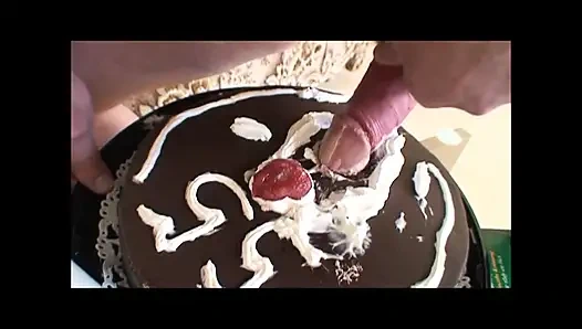 Küçük memeli ve sıkı amcıklı sarışın genç kız olgun bir domuz tarafından sikiliyor ve ağzına boşaltıyor