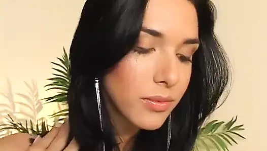 Harika götlü travesti sert bir yarak emiyor