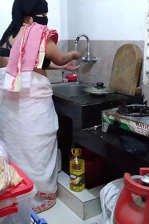 Hintli hizmetçi mutfakta yemek yaparken sahibi tarafından sikiliyor