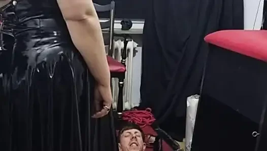 Xxl orta yaşlı seksi kadın domina köle domuzu köle domuz ile eğitiyor