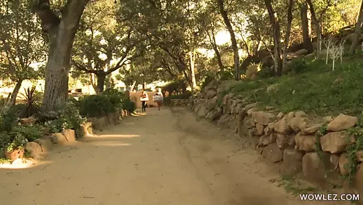 Busty milf evini bir anne-kız ikilisi ile paylaşıyor