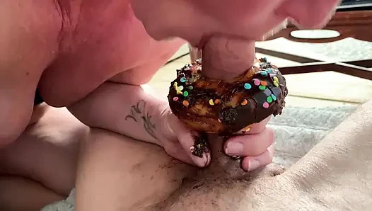 Siyah çikolatalı yarak yiyor döl kaplı çörek ve sprinkles