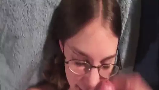 yatak odasında yüz twinks gözlük kız