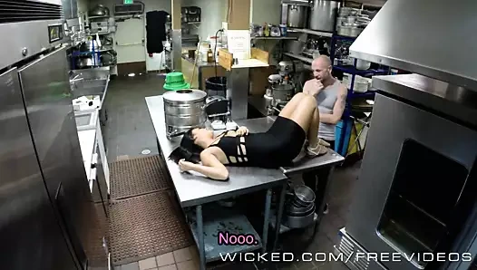 Kötü - gianna nicole patronunu mutfakta sikikleri