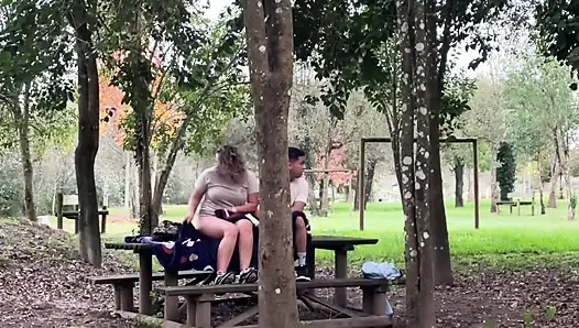 Üvey anne açık havada seks yaparken yakalanıyor