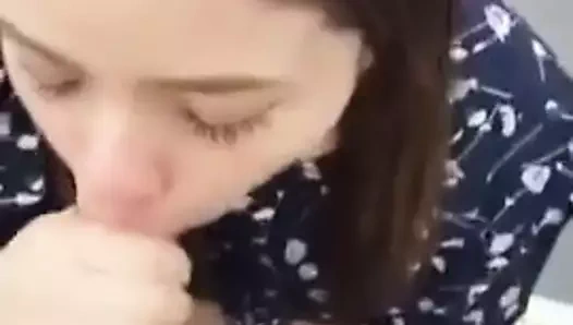 oral seks içinde bir kamu banyo