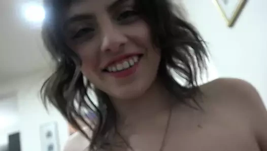 Tatlı ve seksi amatör Angel Windell sert binmeden önce yarak emiyor ve sağıyor