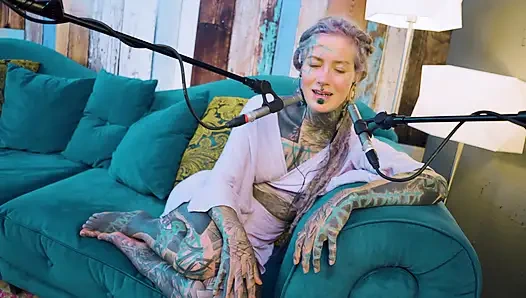 B hakkında konuşuyorum - bordem - asmr podcast sfw konuşuyor gotik sıska kız dreadlocks dövmeli model dövmeli kız