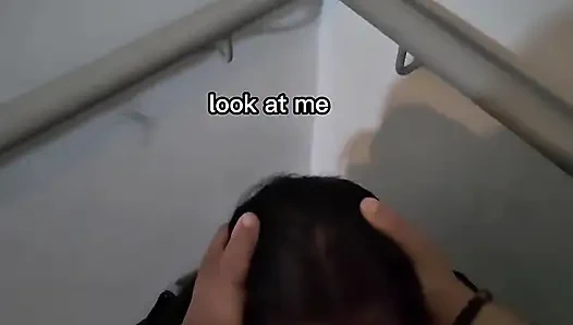 Utangaç Kız Asansörde Bir Yabancının Dölünü Yutmaya Ikna Oluyor