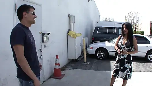 Chica'nın güzel ıslak amcığı büyük yarak pompası için geniş açık bekliyor