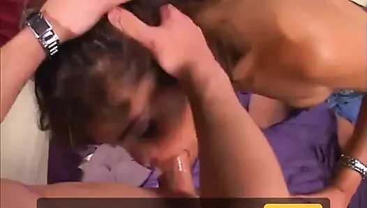 Muhteşem esmer orta yaşlı seksi kadın gırtlağına kadar sakso çekiyor