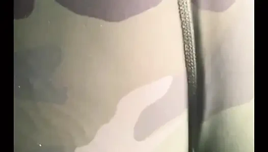 Dışarıda amcığımla eğleniyorum