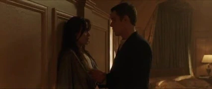 Angelina jolie göğüsleri ve daha fazlasını gösteriyor