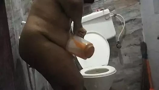 Tamil teyze banyoda sari giyerek ateşli bir banyo yapıyor