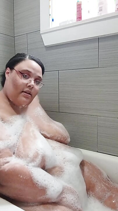 Güzel ve rahatlatıcı bir köpük banyosu yapıyor!