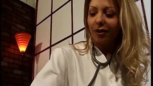 İri göğüslü sarışın orta yaşlı seksi kadın doktor ateşli muayenede zonklayan yarağı gırtlağına kadar alıyor