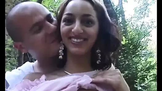 Beyaz çift Fransız Arap kızın göt deliği ile oynuyor