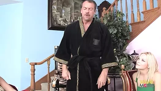 İki sarışın hatun kanepede bir adamla üçlü seks yapıyor