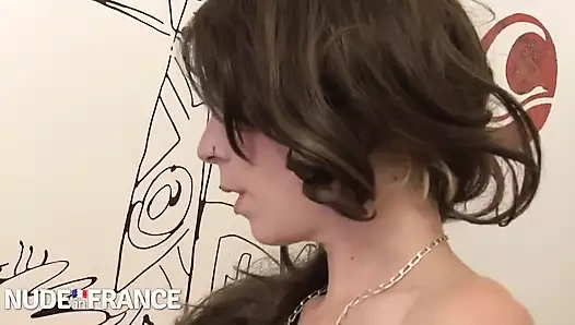 Esmer kaltak parmakla sikilmek için göt yanaklarını açıyor