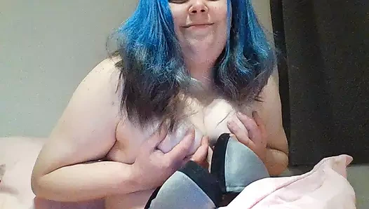 Sadece göğüslerimle oynuyorum