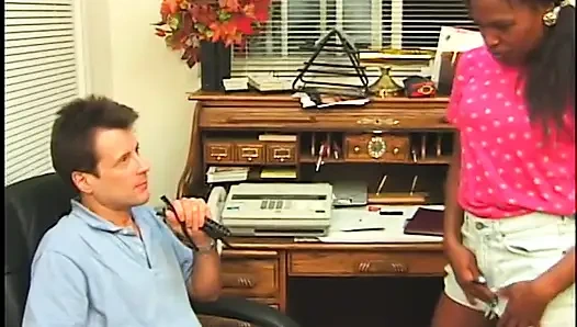 Siyah sürtük beyaz adam tarafından götten sikiliyor